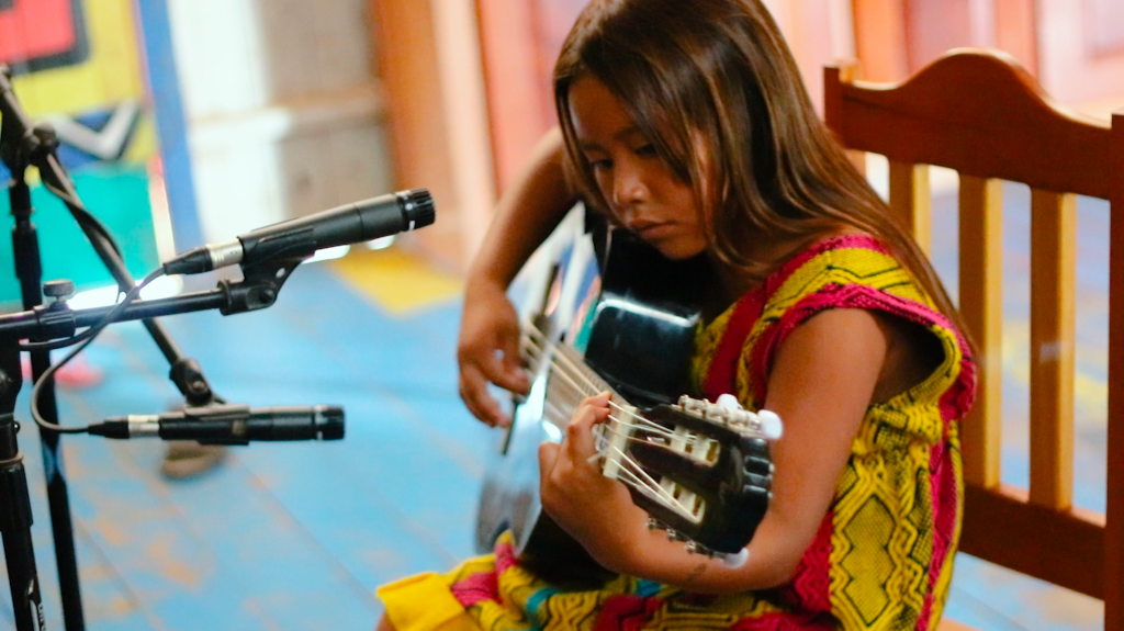 Conheça a Txai Band, projeto musical com artistas do povo Huni Kuin